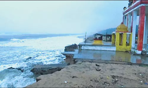 நெம்மேலிகுப்பத்தில் அம்மன் கோவில் முன்பக்க அலங்கார வளைவு இடிந்து விழுந்தது