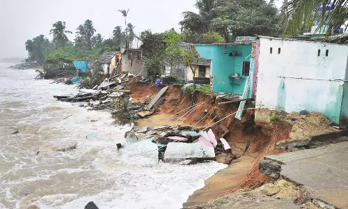 கடல் அரிப்பு- புதுவை அருகே மீனவ கிராமத்தில் 6 வீடுகள் இடிந்து தரைமட்டம்