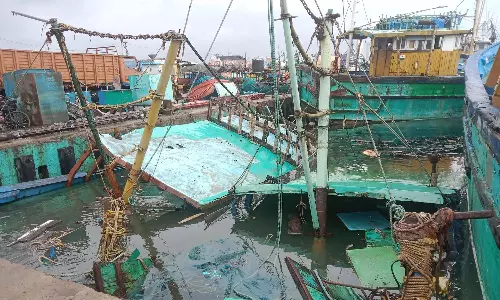 காசிமேட்டில் 150 படகுகள் சேதம்