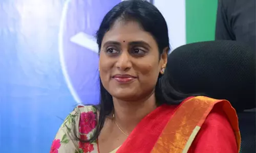 பாதயாத்திரைக்கு அனுமதி கேட்டு ஷர்மிளா உண்ணாவிரதம்- கைது செய்ய போலீசார் தீவிரம்