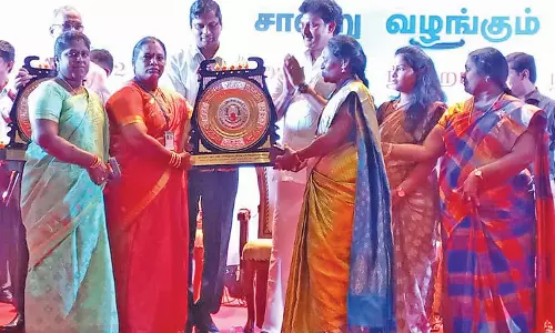 ஊராட்சி ஒன்றிய நடுநிலைப் பள்ளிக்கு மாநில விருது