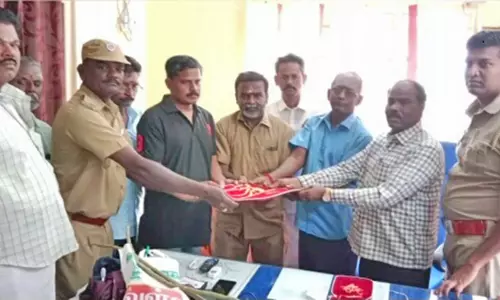 பேருந்தில் தவறவிட்ட 15 பவுன் நகைகளை ஒப்படைத்த ஒட்டுநர், நடத்துனருக்கு பாராட்டு