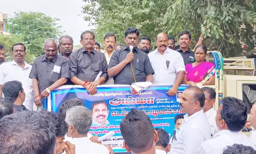 பேரூராட்சிகளில் அ.தி.மு.க.வினர் ஆர்ப்பாட்டம்