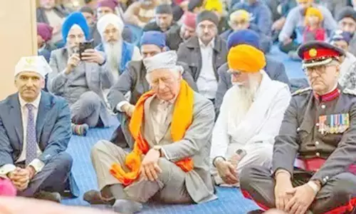 சீக்கிய குருத்துவாராவுக்கு சென்று தரையில் அமர்ந்த மன்னர் சார்லஸ்- இங்கிலாந்து மக்கள் வியப்பு