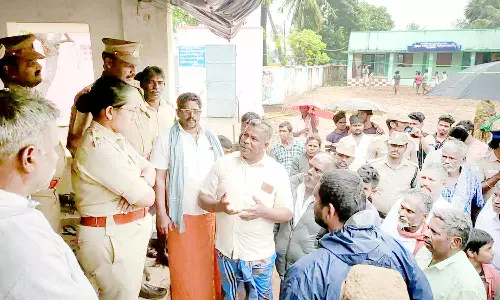 முகாமில் தங்கியுள்ள மக்களுக்கு பால், பிரட் வழங்கல்