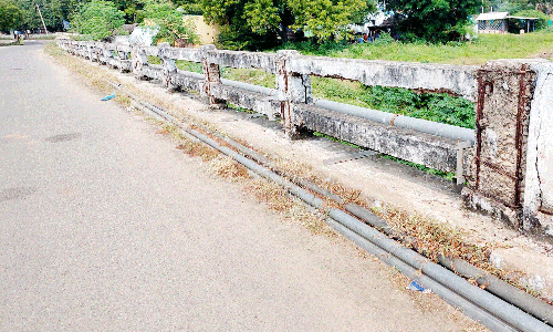 ஒட்டன்சத்திரம் அருகே நங்காஞ்சியாறு பாலம் சேதமடைந்துள்ளதால் வாகன ஓட்டிகள் அச்சம்