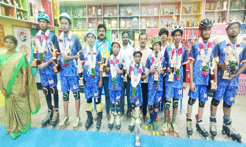 சின்னாளப்பட்டியில் உலக ரோல்பால் போட்டியில் வெற்றி பெற்ற மாணவர்களுக்கு பாராட்டு