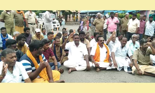 டெம்போ டிரைவர்கள் மறியல்