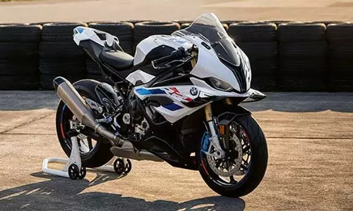 இந்தியாவில் அறிமுகமான புதிய பிஎம்டபிள்யூ S1000RR - விலை எவ்வளவு தெரியுமா?