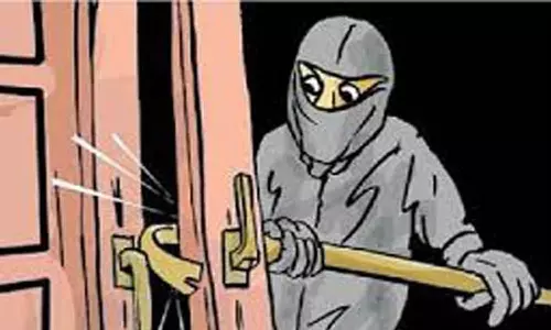 விவசாயி வீட்டின் பூட்டை உடைத்து 5 பவுன் நகை திருட்டு