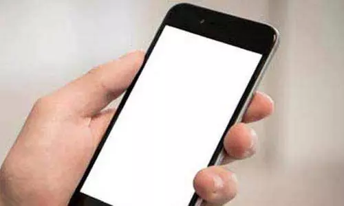 வாலிபரை கத்தி முனையில் மிரட்டி செல்போன் பறிப்பு