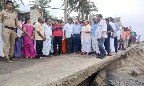 மாமல்லபுரத்தில் மாண்டஸ் புயலால் பாதித்த பகுதிகளை பார்வையிட்ட அமைச்சர் அன்பரசன்