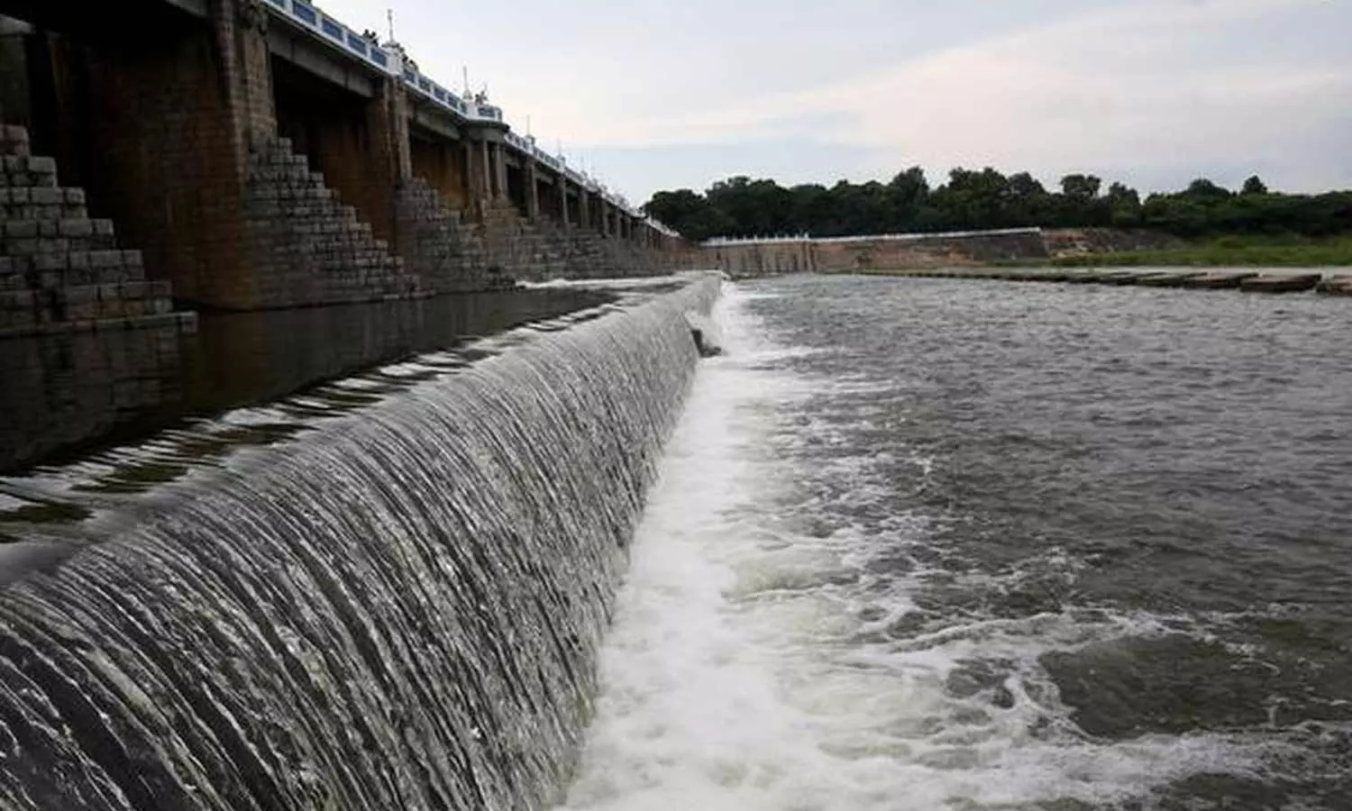 பூண்டி ஏரியில் 10,000 கன அடி உபரி நீர் திறப்பு- கரையோர மக்களுக்கு வெள்ள அபாய எச்சரிக்கை