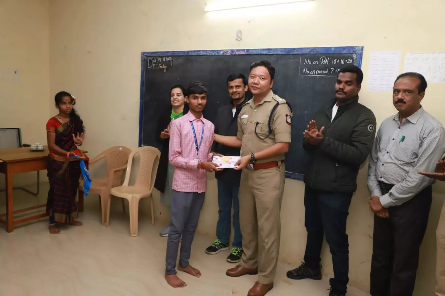 நீலகிரியில் மாணவர்களுக்கு நலத்திட்ட உதவிகள் நீலகிரியில் மாணவர்களுக்கு நலத்திட்ட உதவிகள்