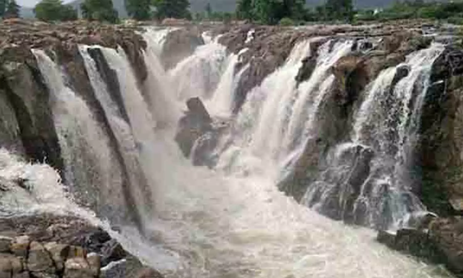 ஒகேனக்கல்லுக்கு நீர்வரத்து 8 ஆயிரம் கனஅடியாக நீடிப்பு ஒகேனக்கல்லுக்கு நீர்வரத்து 8 ஆயிரம் கனஅடியாக நீடிப்பு