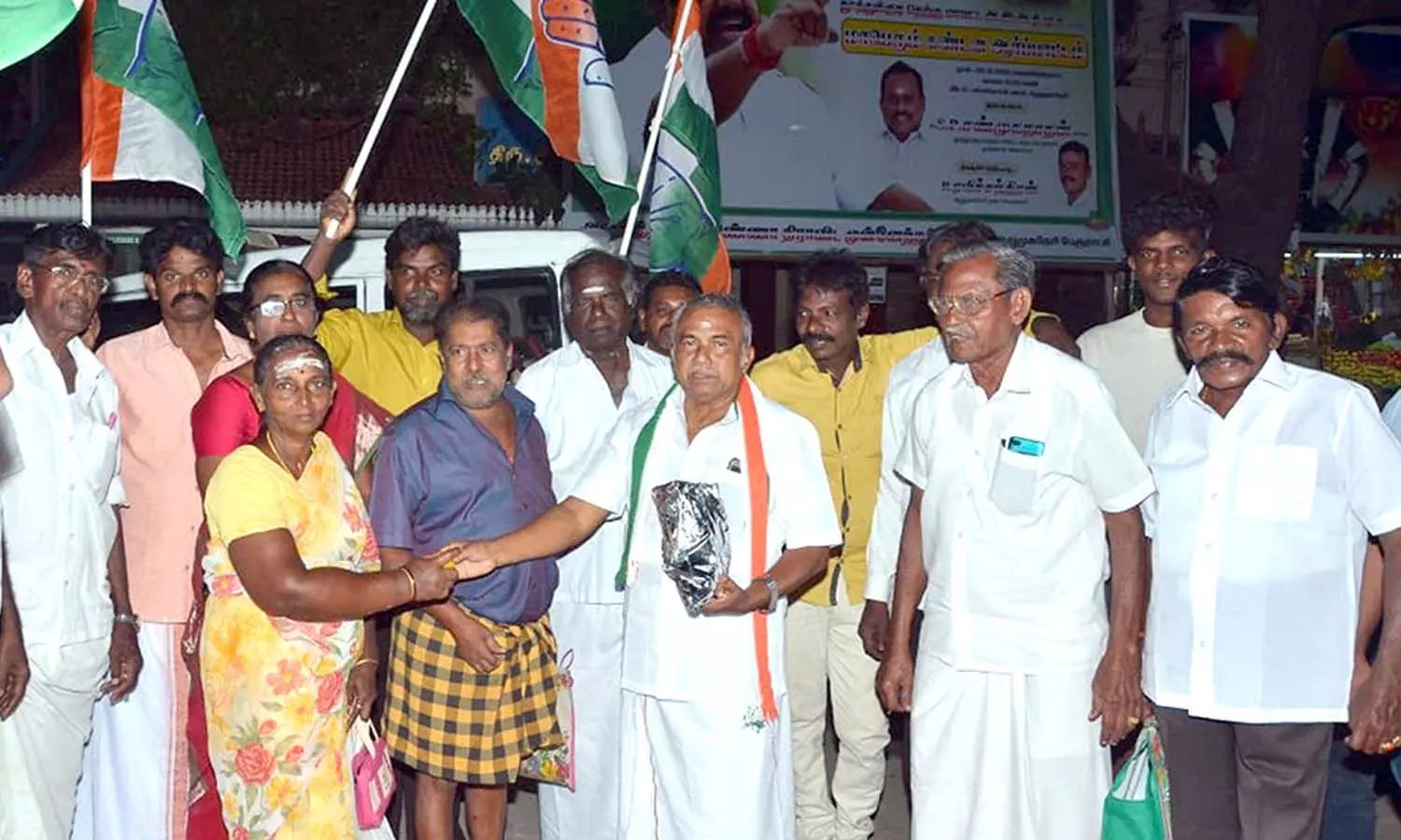 ஆறுமுகநேரியில் காங்கிரசார் இனிப்பு வழங்கி கொண்டாட்டம்