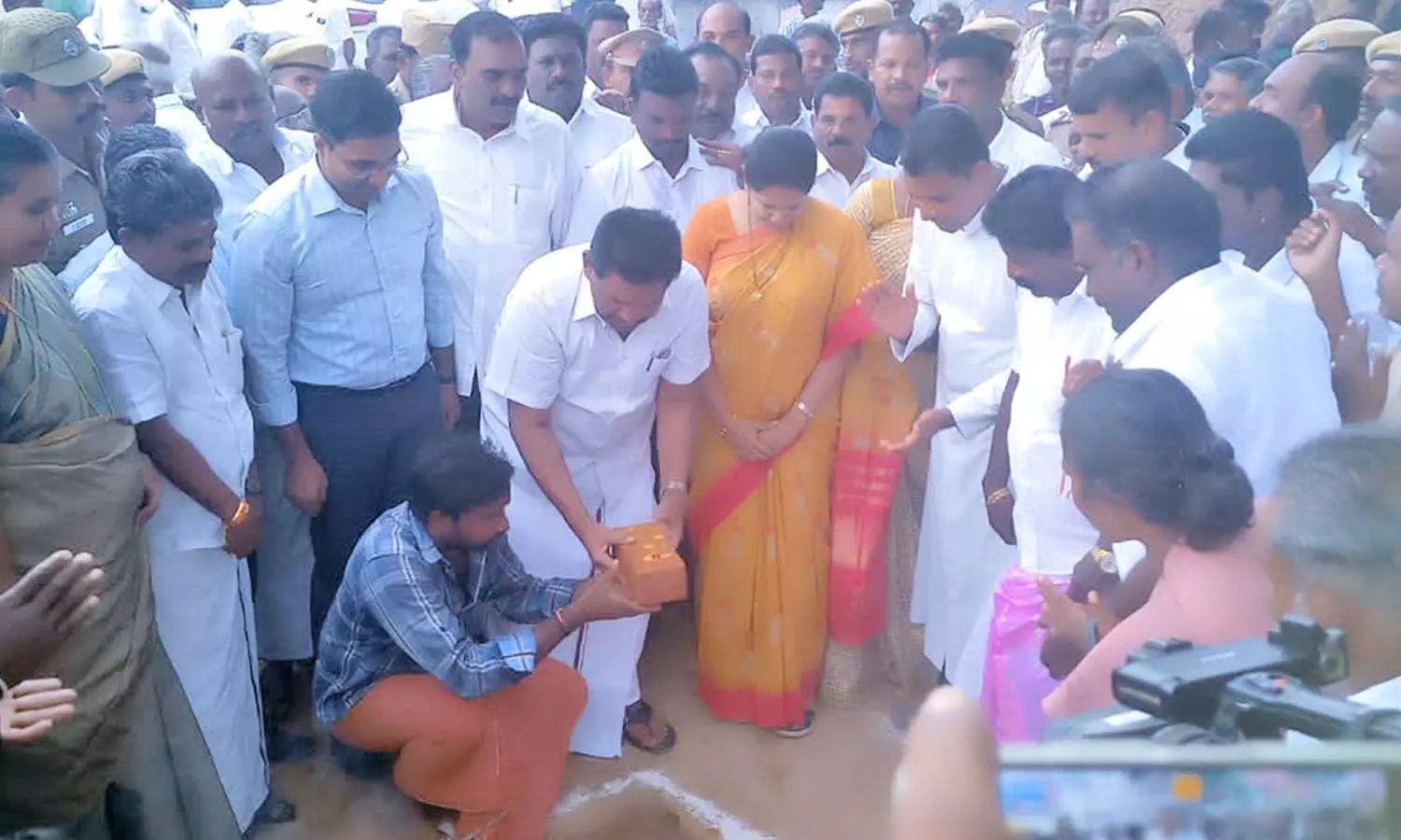 பெரியதாழை பள்ளியில் ரூ.1 கோடி மதிப்பில் புதிய கட்டிடம் - கனிமொழி எம்.பி. அடிக்கல் நாட்டினார் பெரியதாழை பள்ளியில் ரூ.1 கோடி மதிப்பில் புதிய கட்டிடம் - கனிமொழி எம்.பி. அடிக்கல் நாட்டினார்