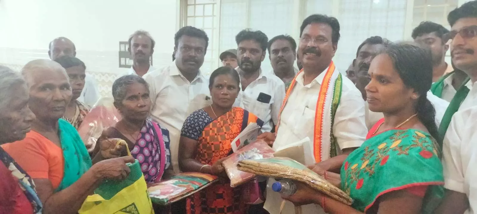 சோனியா காந்தியின் பிறந்தநாளையொட்டி பொதுமக்களுக்கு நலத்திட்ட உதவிகள்  -  ரூபி மனோகரன் எம்.எல்.ஏ. வழங்கினார்