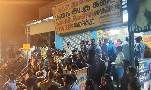 நகையை மீட்க சுழற்சி முறையில் அடகு கடையை கண்காணிக்கும் வாடிக்கையாளர்கள்