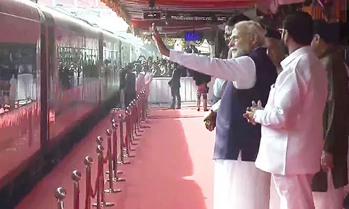 நாக்பூர்- பிலாஸ்பூர் இடையே வந்தே பாரத் எக்ஸ்பிரஸ் ரெயிலை கொடியசைத்து தொடங்கி வைத்தார் பிரதமர் மோடி