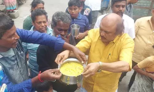 2-வது நாளாக உணவு -  அனிபால் கென்னடி எம்.எல்.ஏ. வழங்கினார்