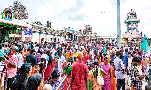 பழனியில் குவிந்த அய்யப்ப பக்தர்கள் 2 மணி நேரம் காத்திருந்து சாமி தரிசனம்