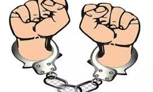 புகையிலை பொருட்களை விற்ற 2 பேர் கைது