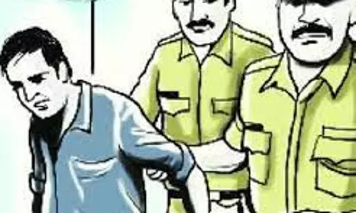 சின்னசேலம் அருகே தொடர் திருட்டில் ஈடுபட்ட வாலிபருக்கு தர்ம அடி ெகாடுத்த பொதுமக்கள் போலீசில் ஒப்படைத்தனர்