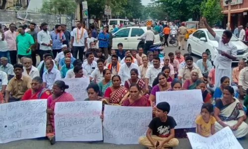 புதுவையில் குடியிருப்பு பகுதியில் புதிய மதுக்கடை திறக்க பொதுமக்கள் எதிர்ப்பு- சாலை மறியல்