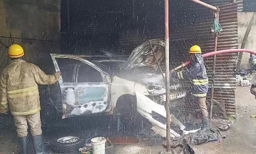 ஒர்க்‌ஷாப்பில் தீப்பிடித்து எரிந்த கார்