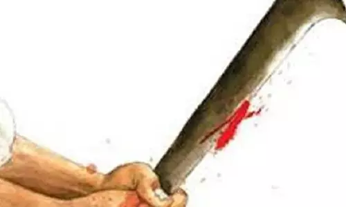 ஆசைக்கு இணங்க மறுத்த பெண்ணுக்கு அரிவாள் வெட்டு- தொழிலாளிக்கு வலைவீச்சு