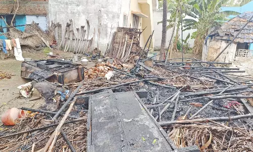 வடக்குதாமரைகுளத்தில் குடிசை வீட்டில் திடீர் தீவிபத்து