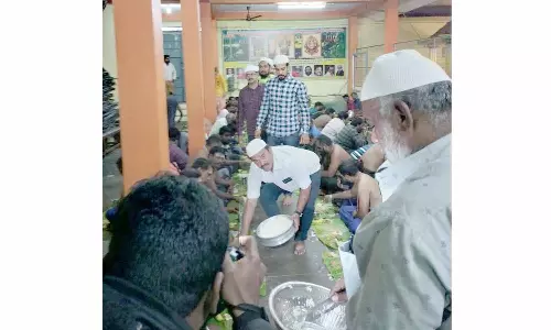 கிருஷ்ணகிரி புதுப்பேட்டை மிலாடி நபி விழாக்குழு சார்பாக  அய்யப்ப பக்தர்களுக்கு விருந்தளித்த இஸ்லாமிய சகோதரர்கள்