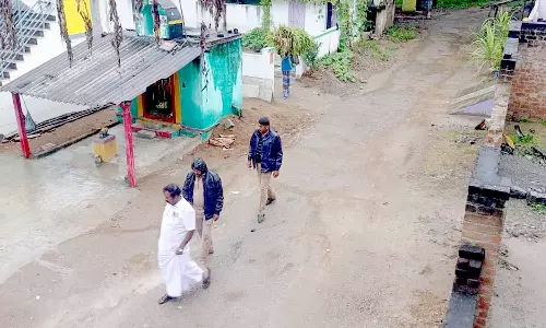 போச்சம்பள்ளி அருகே   ஊரையே காலி செய்து திருப்பதிக்கு சென்ற வசந்தபுரம் கிராம மக்கள்  -போலீசார் பாதுகாப்பு பணியில் ஈடுபட்டு வருகிறார்கள்