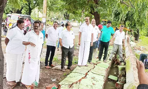 அரசு பள்ளி சுற்றுச்சுவர் இடிந்து விழுந்தது