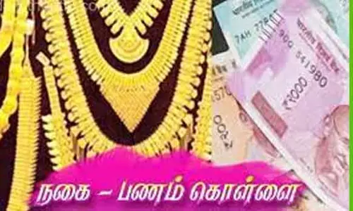 வீட்டின் கதவை உடைத்து ரூ.1 லட்சம் நகை-பணம் திருட்டு