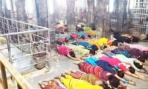 மார்க்கபந்தீஸ்வரர் கோவில் சிம்ம குளத்தில் நள்ளிரவில் பெண்கள் நீராடி வழிபாடு