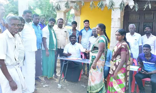 தென்திருப்பேரையில் வீடு, வீடாக சென்று மின் இணைப்புடன் ஆதார் இணைக்கும் பணி