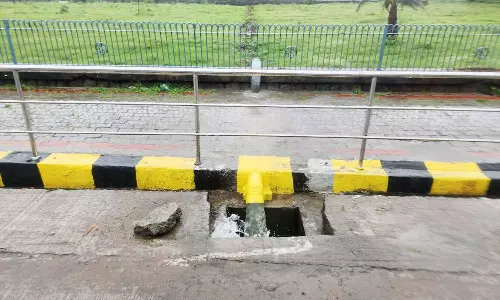 வேலூர் கோட்டை அகழி நீர் மோட்டார் மூலம் வெளியேற்றம்