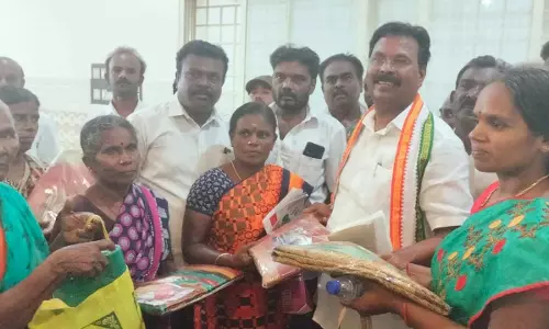 சோனியா காந்தியின் பிறந்தநாளையொட்டி பொதுமக்களுக்கு நலத்திட்ட உதவிகள்  -  ரூபி மனோகரன் எம்.எல்.ஏ. வழங்கினார்