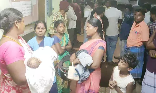 பிறந்த சில மணி நேரத்தில் குழந்தை இறந்ததால் அரசு மருத்துவமனை முற்றுகை