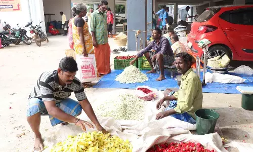 சாலை விரிவாக்க பணி; பூச்சந்தை இடமாற்றம்