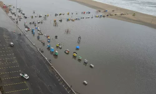 மெரினா கடற்கரையில் குளம்போல் தேங்கிய தண்ணீரால் துர்நாற்றம்