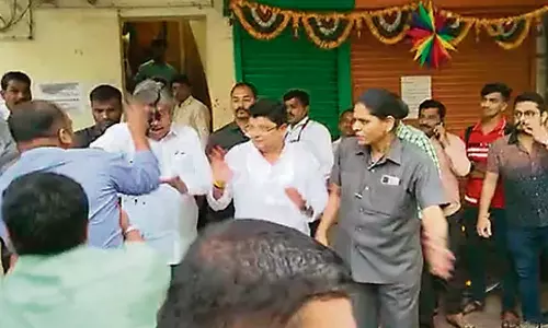 அமைச்சர் மீது கருப்பு மை வீசிய விவகாரத்தில் 3 பேர் கைது-  மூன்று அதிகாரிகள் சஸ்பெண்ட்