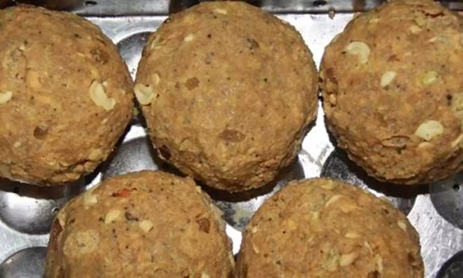 ஊழியர்கள் பற்றாக்குறை- திருப்பதியில் பக்தர்களுக்கு லட்டு விநியோகிப்பதில் சிரமம் ஊழியர்கள் பற்றாக்குறை- திருப்பதியில் பக்தர்களுக்கு லட்டு விநியோகிப்பதில் சிரமம்