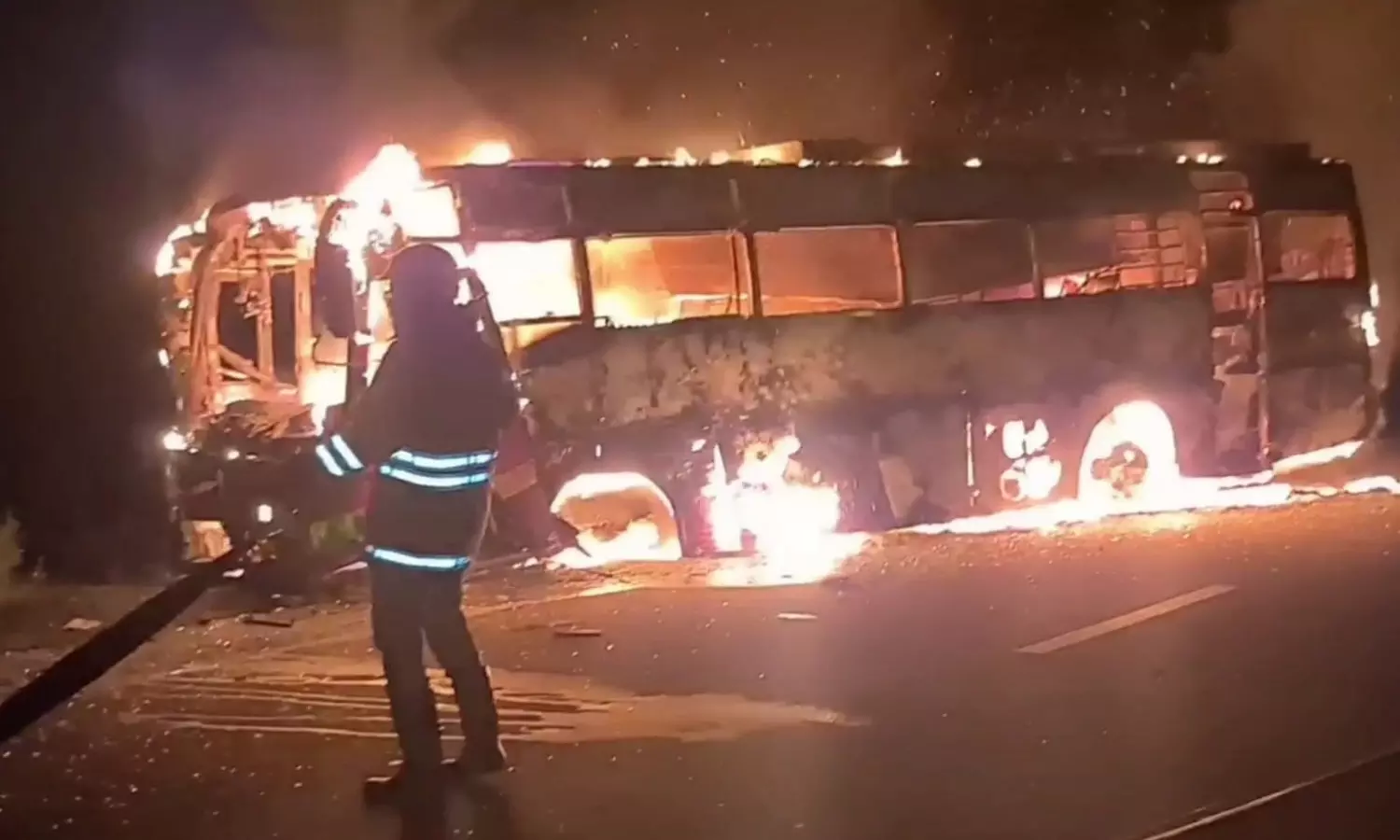 திருமண கோஷ்டியினர் சென்ற பஸ் தீப்பற்றி எரிந்தது- கண்ணாடிகளை உடைத்து 40 பேரை காப்பாற்றிய டிரைவர்