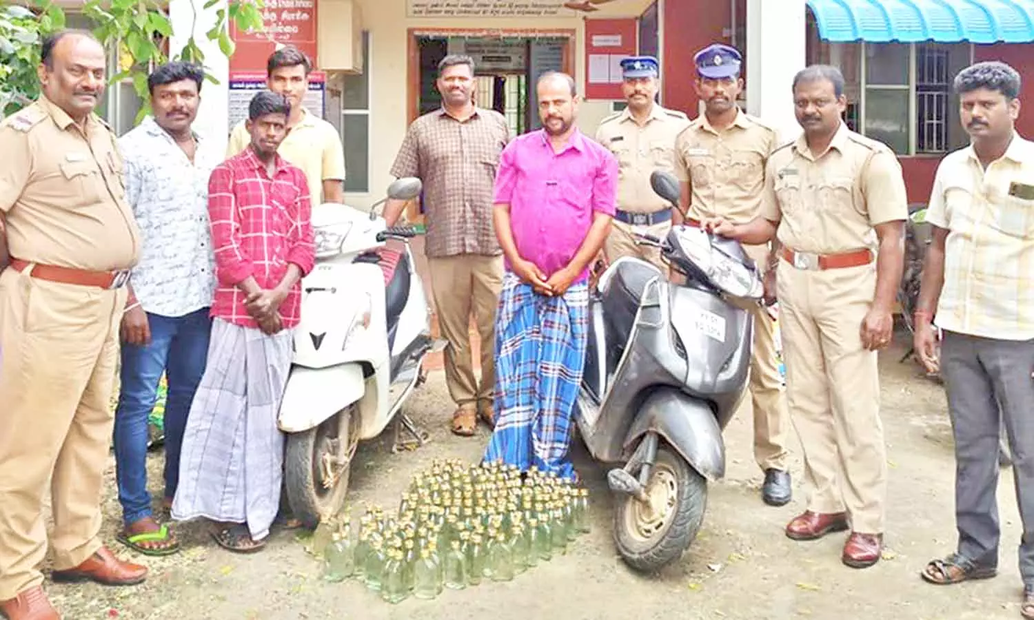 மதுபாட்டில்கள் கடத்திய இருவர் கைது