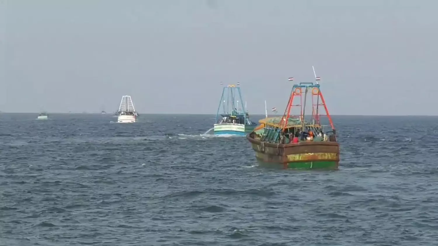 7 நாட்களுக்குப் பின் காரைக்கால் மீனவர்கள் மீன் பிடிக்க சென்றனர்