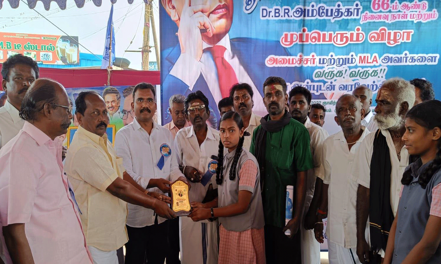 அம்பேத்கர் மக்கள் இயக்கம் சார்பில் மாணவ-மாணவிகளுக்கு நலத்திட்ட உதவிகள்