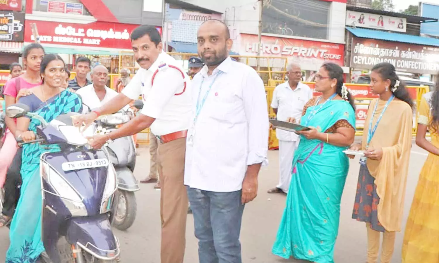 பறை இசைத்து பொதுமக்களுக்கு சாலை பாதுகாப்பு விழிப்புணர்வு